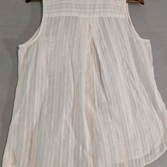 Sleeveless White Button-Up Blouse - Picture 2 of 9